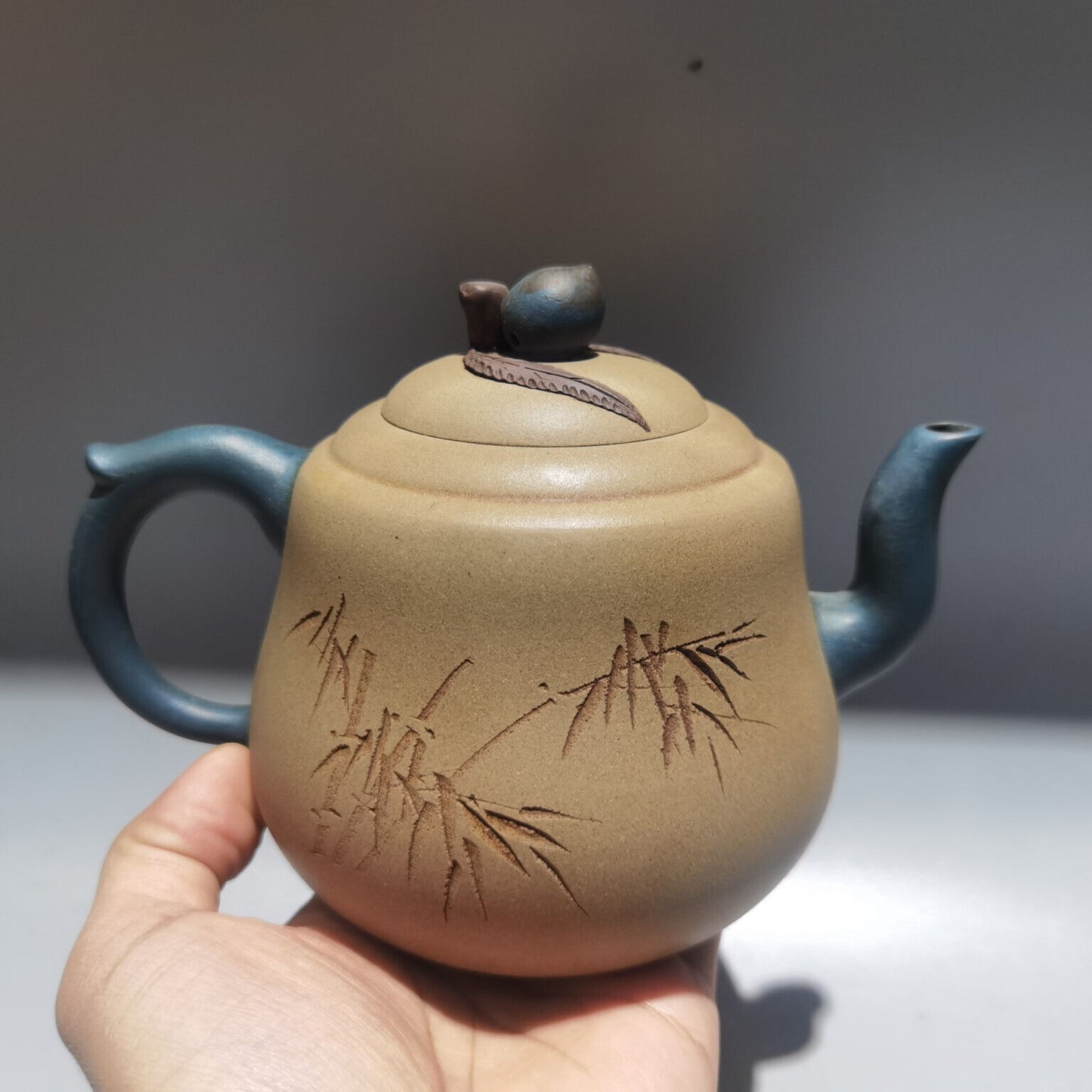 Chinese Yixing Zisha Clay Handmade Exquisite Teapot （寿桃壶 低款：铁画轩 )