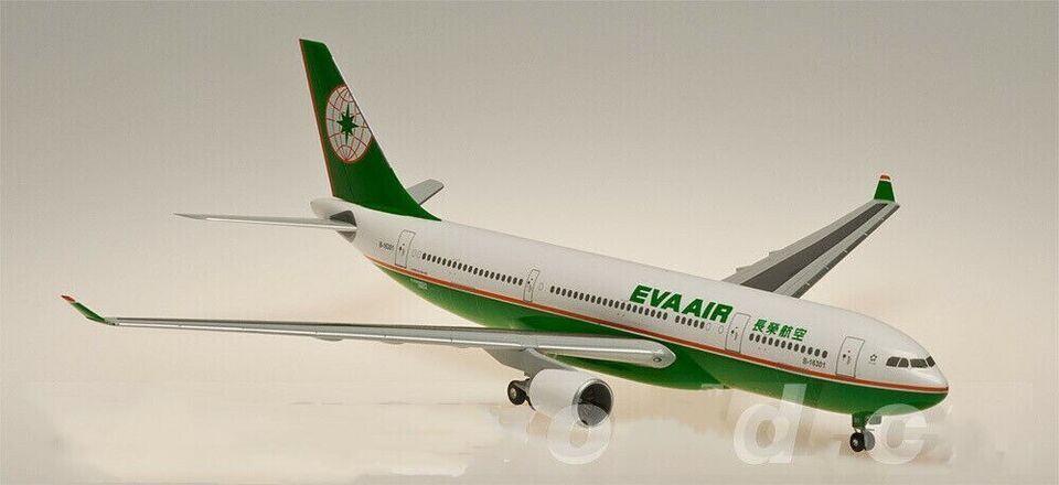 1:200 30CM Hogan EVA AIR AIRBUS A330-200 Passenger Airplane ABS Plastic Model