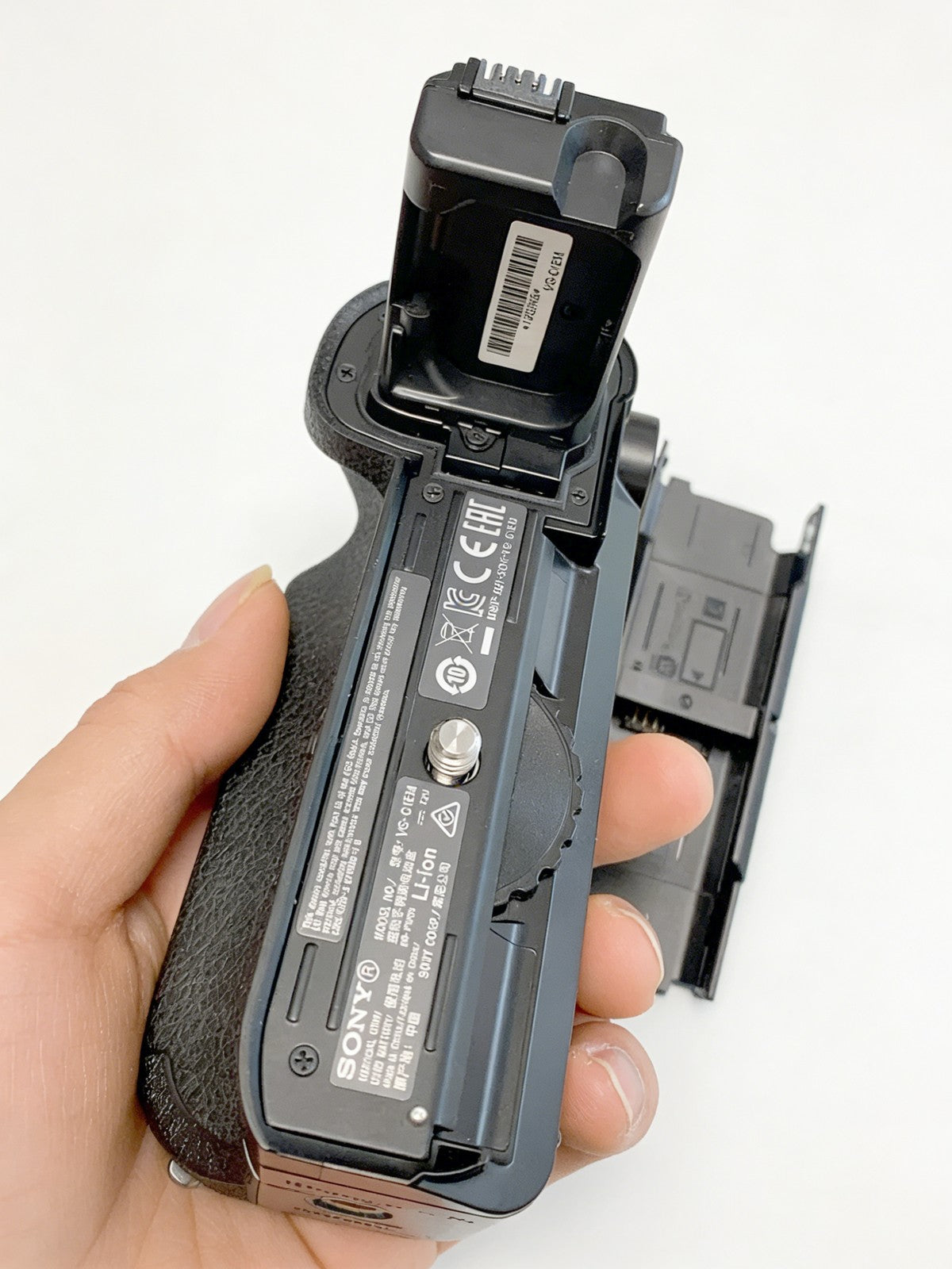 Sony VG-C1EM Vertical Grip for α7/α7R/α7S – Dual NP-W50, Portrait Shooting