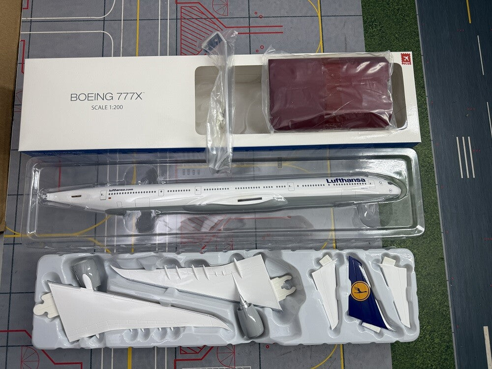 1:200 39CM Hogan Lufthansa Boeing 777-9X Passenger Airplane ABS Plastic Model
