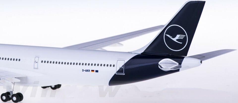 1:200 32CM Hogan Lufthansa AIRBUS A330-300 Passenger Airplane ABS Plastic Model