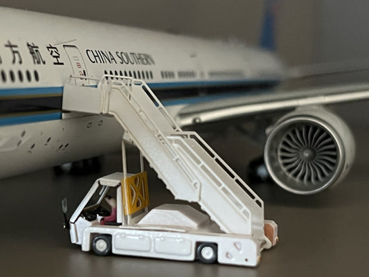 1:200 Passenger Plane Ground Service Plane Boarding Car Model Airport Scene
