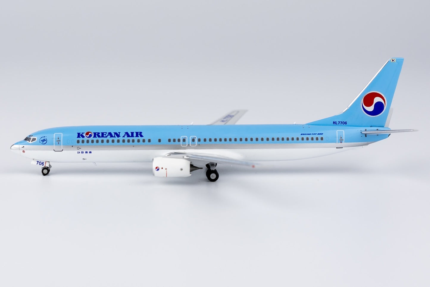 1:400 NGmodels Korean Air Boeing 737-900 Passenger Airplane Diecast Plane Model