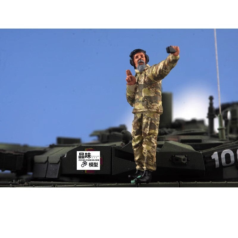 Homemade 1/72 Ukrainian Tank Trooper Selfie Pose 1 Person Finished Model Toys