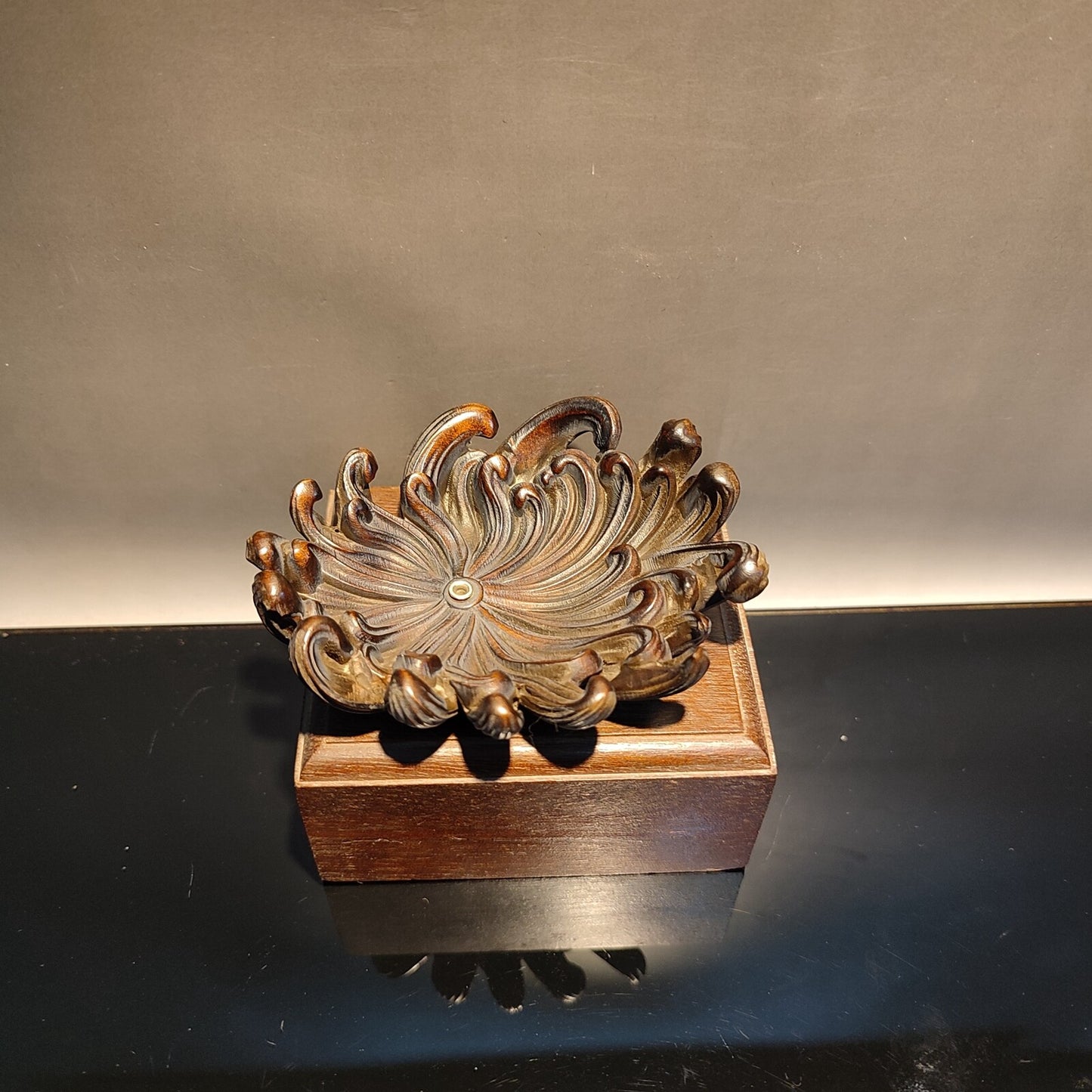 Chinese Boxwood Art Chrysanthemum Statue Tea Pet Incense Hold Stand Table Deco