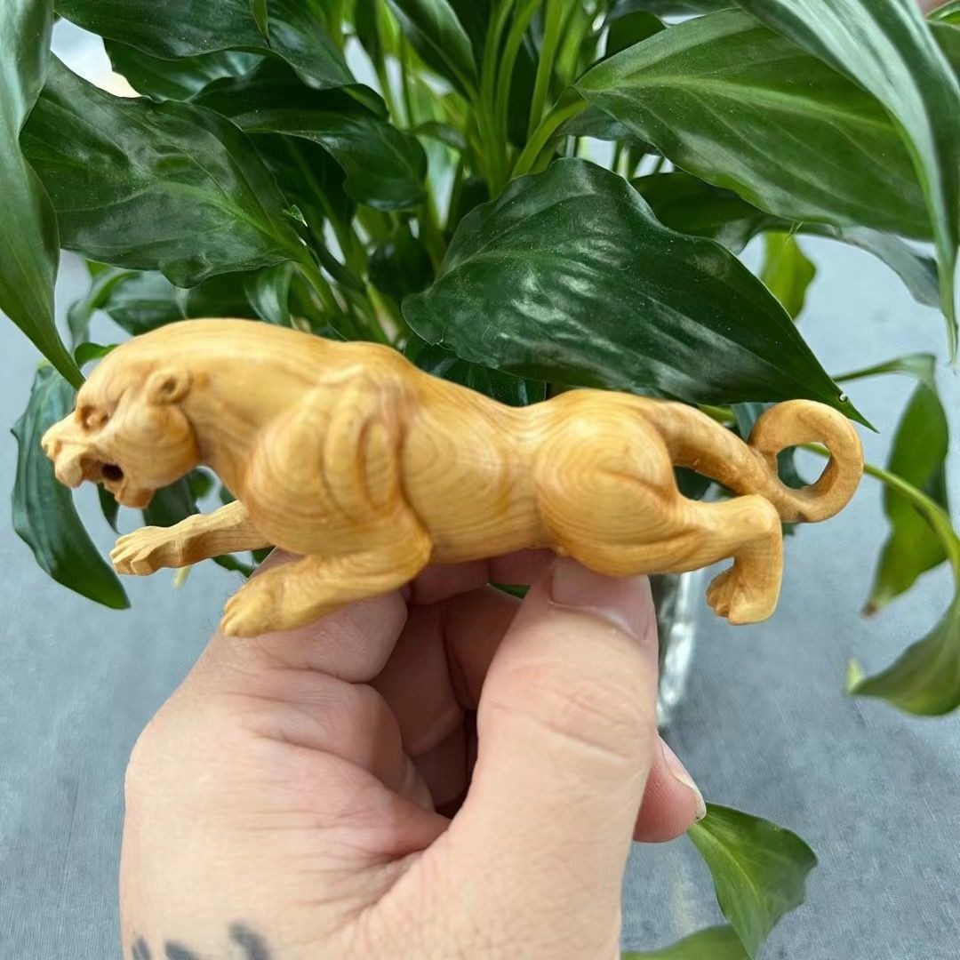 4in Thuja Wood Leopard Carving Solid Wood Handheld Decor Sculpture