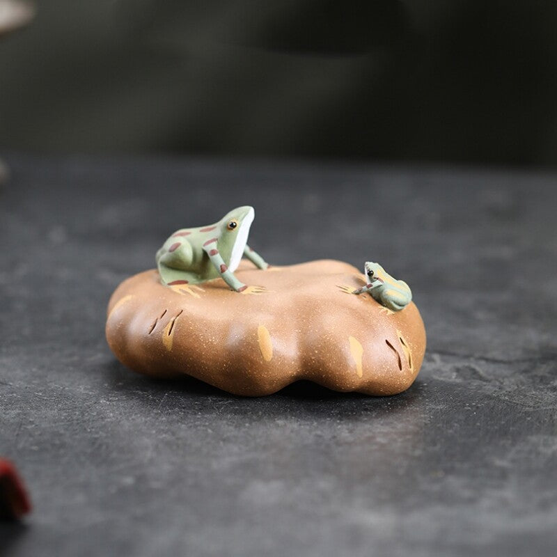 Funny Tea Pet Water Spray Zisha Purple Clay Frog On Stone Design Artware Small
