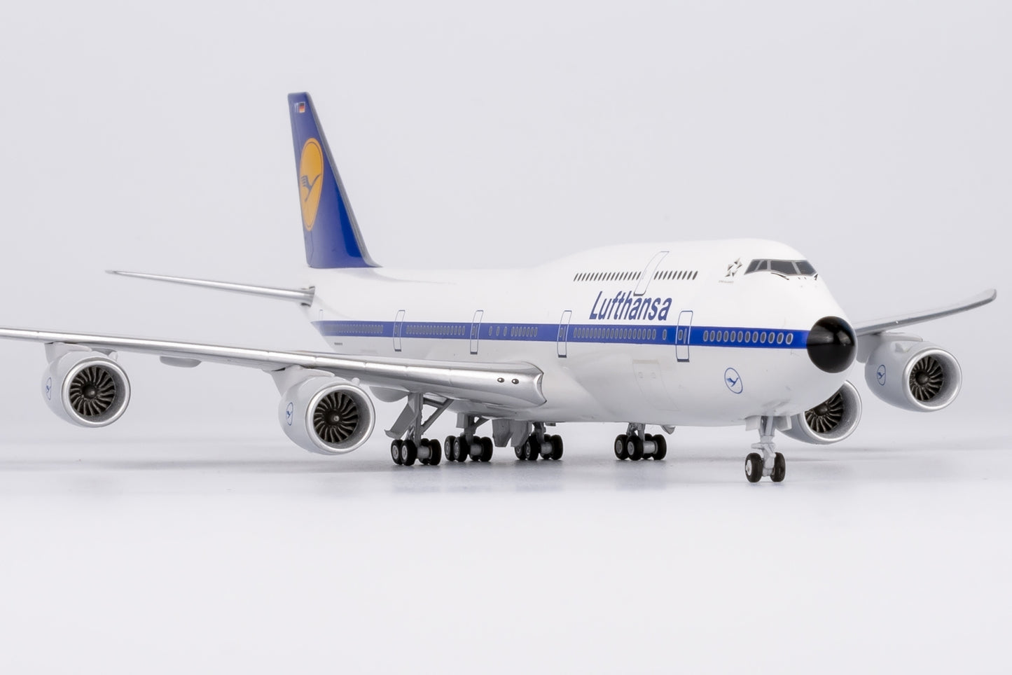 1:400 NG Models Lufthansa Plane Boeing 747-8 Diecast Aircraft Model