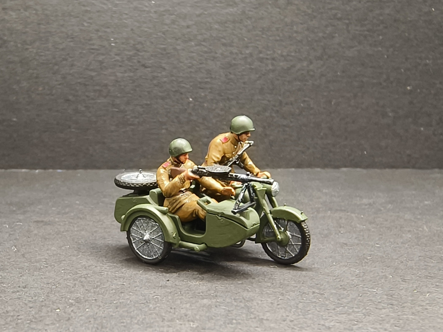 1/72 Soviet M-72 Sidecar Motorcycle+Soldier Model