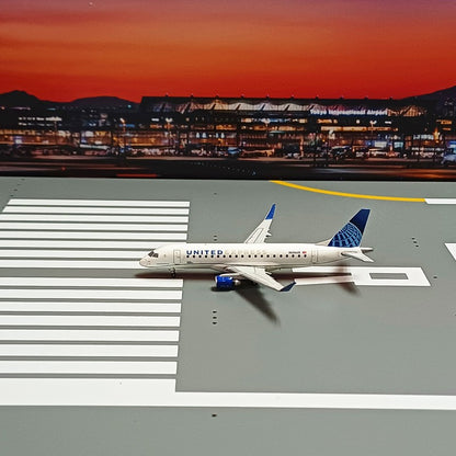 1:400 Geminijets United Airlines ERJ-175 Passenger Airplane Diecast Model