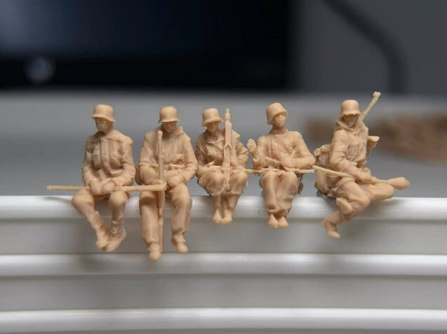1/72/48/35/87/100/144 World War II Winter Sitting Tank Troops 13 Person Group