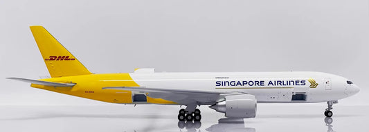 1:200 32CM JC Wings SINGAPORE AIRLINES BOEING 777-200LRF Aircraft Diecast Model