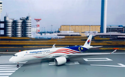 Phoenix Malaysia Airlines for Airbus A350-900 9M-MAC 1:400 plane Pre-built Model