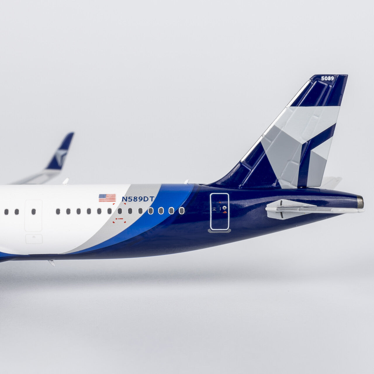 1:400 NGmodels Delta Air Lines A321neo Passenger Airplane Diecast Plane Model