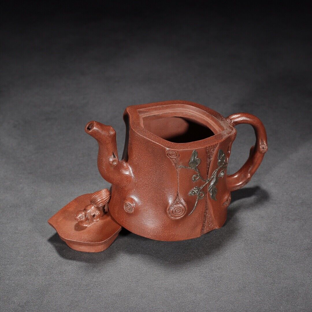 Chinese Yixing Zisha Clay Handmade Exquisite Teapot（松鼠葡萄 底款：杨凤年）