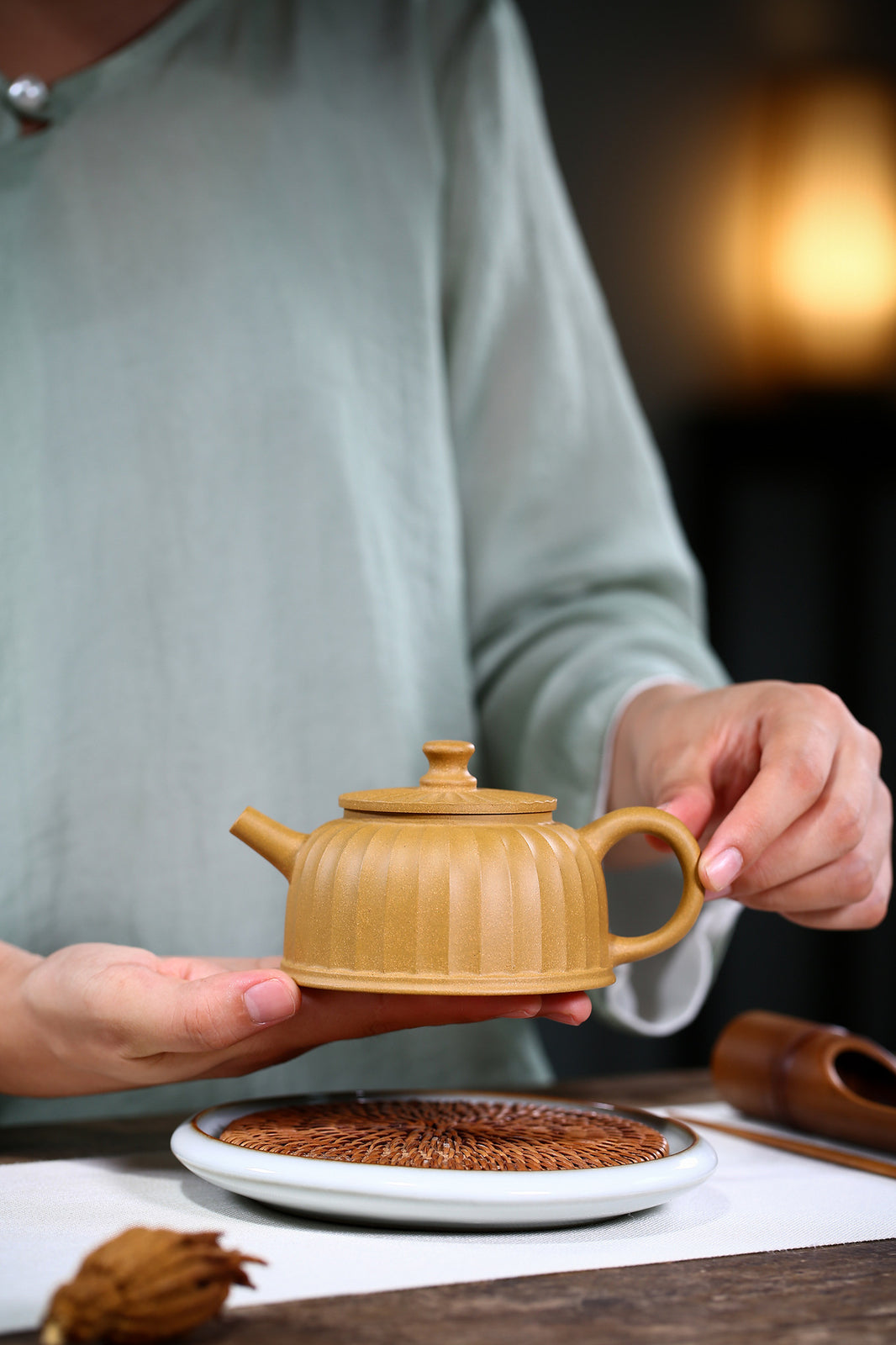 5.4" Collect China Yixing Zisha Pottery Gold Section Clay 220ML Mesh Teapot 钟葵壶