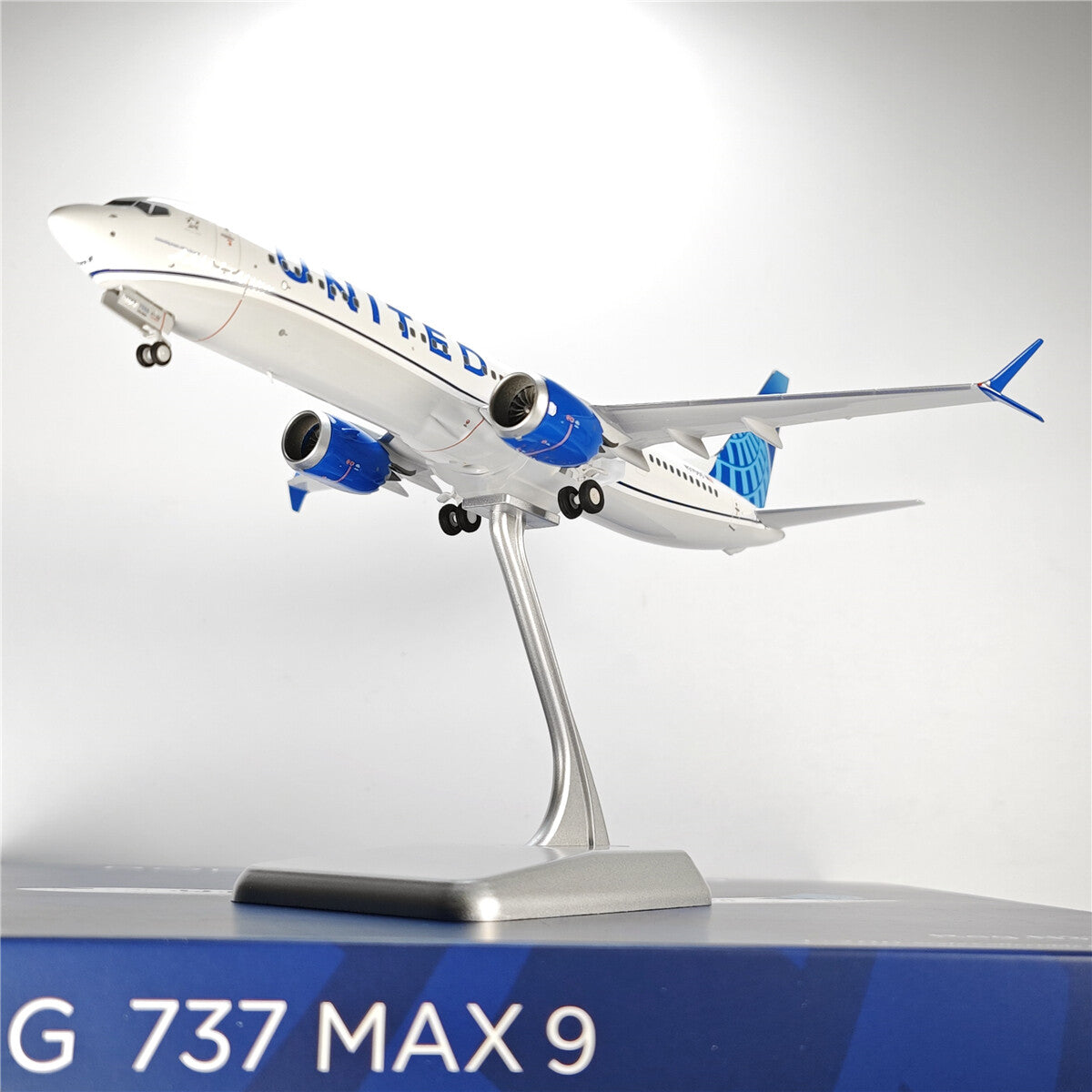 1:200 NG Models United Airlines Boeing 737 MAX 9 N37555 Diecast Aircraft Model