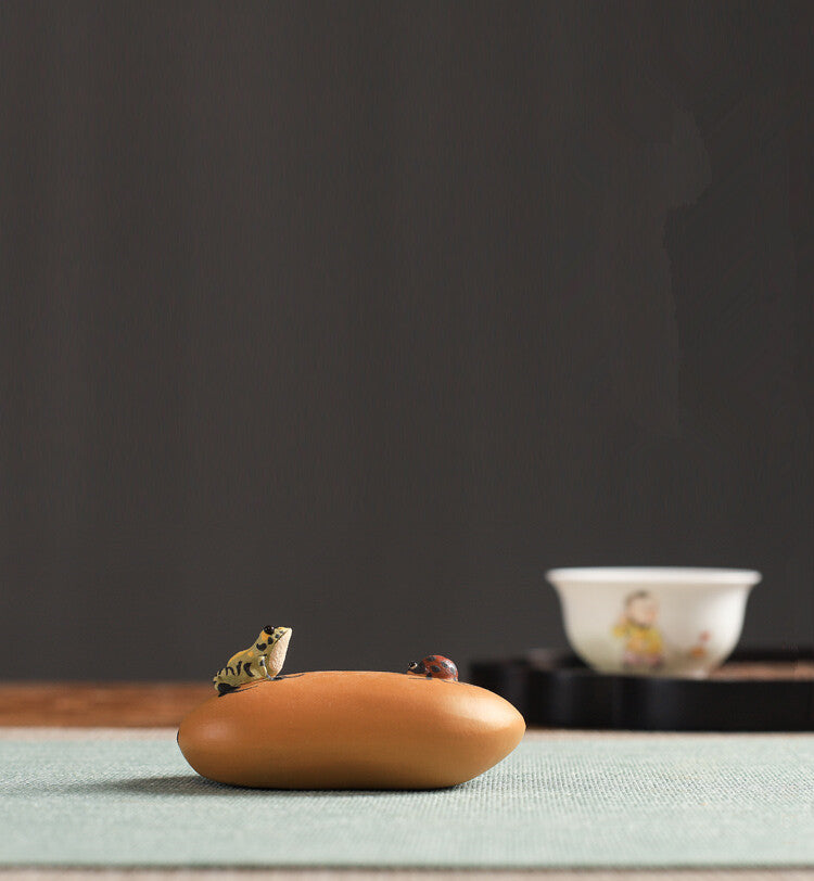 Creative Tea Pet Squirt Pee Frog On Stone Tea Pet Handmade Yixing Zisha Tea Play