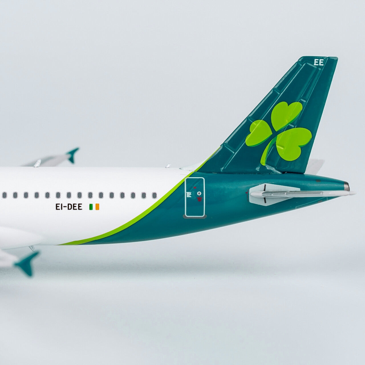 1:400 NGmodels Aer Lingus Airbus A320 Passenger Airplane Diecast Model