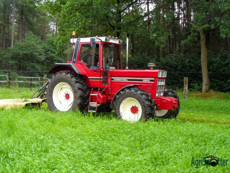 1:16 UH 6334 International 1255 XL Tractor Construct Farm Machine Diecast Model