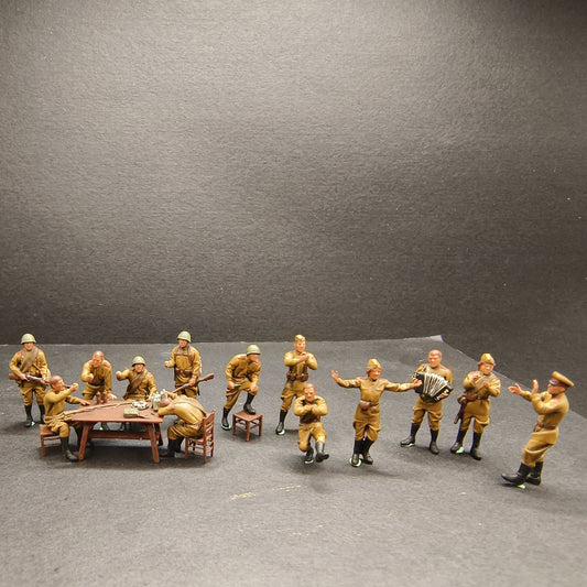 1/72 WWII Soviet Union War Victory Singing & Dancing handPainted Model