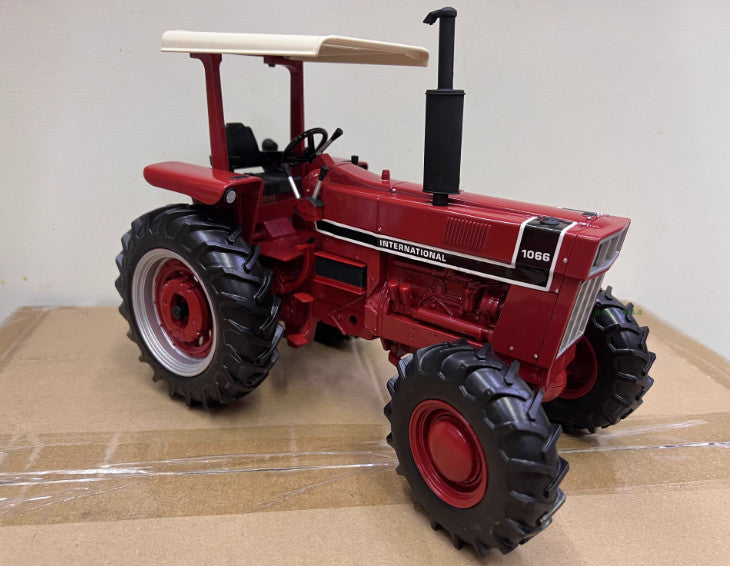 1:16 ERTL CASE 1066 Tractor Farm Vehicle Agricultural Machinery Diecast Model