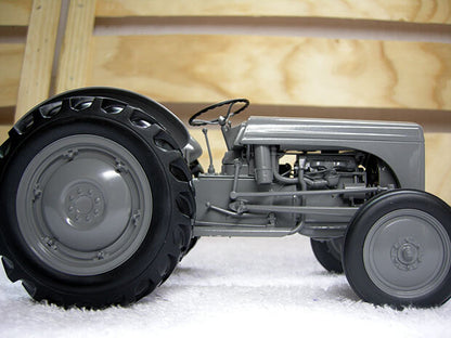 1:16 UH Ferguson TEA-20 Tractor Construction Farm Machine Diecast Model