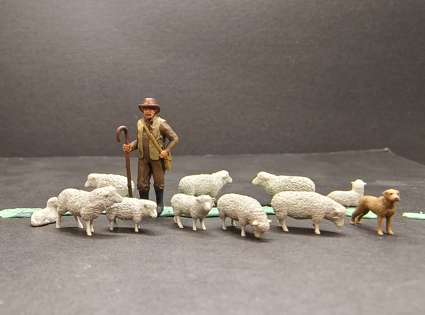 1/72 Rural Shepherd Sheep Shepherd Dog with man handpainted Scene Model