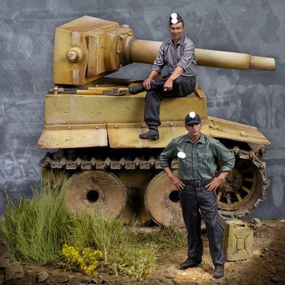 1:35 resin figures model kit Soldiers 2 man (contain tank) Unassembled