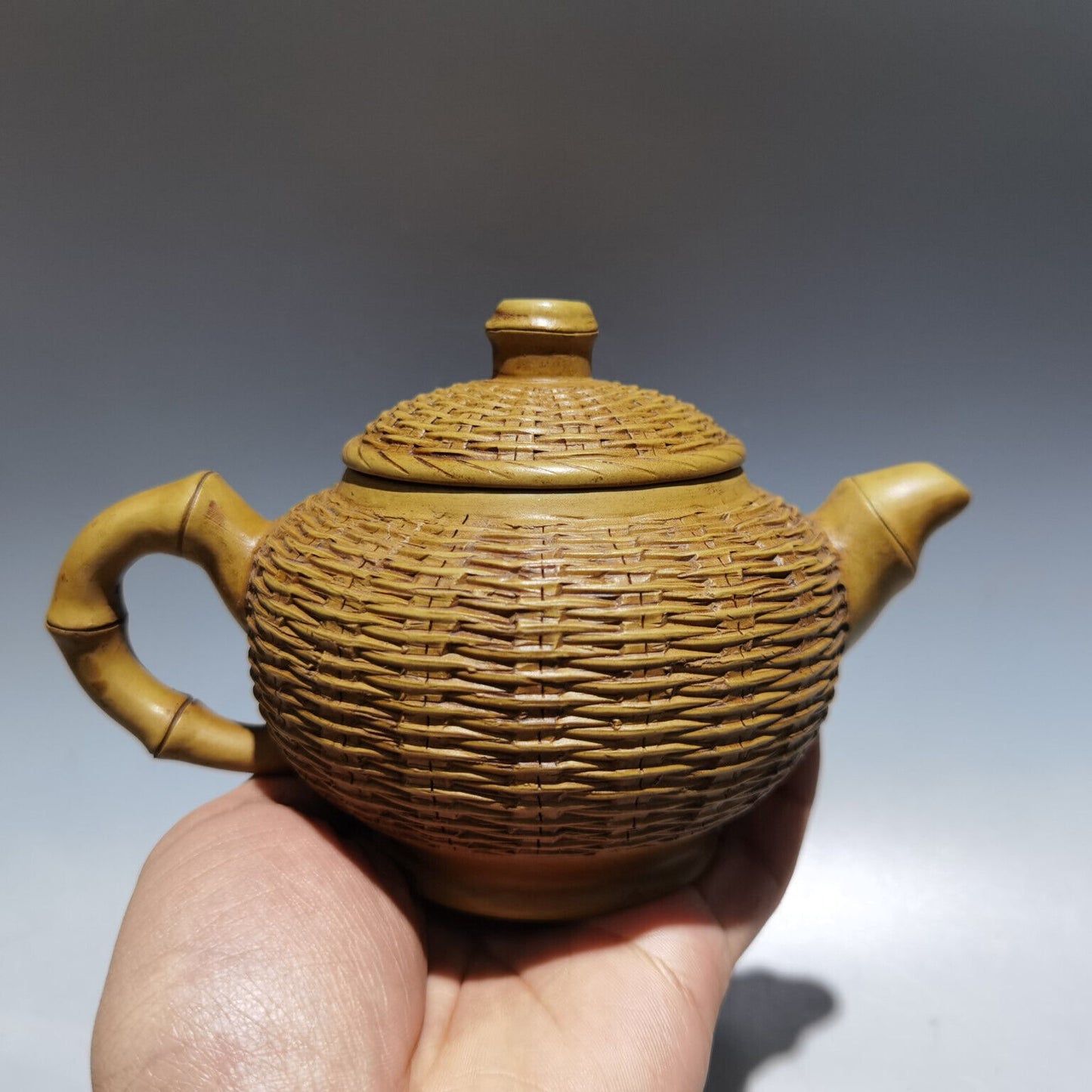 Chinese Yixing Zisha Clay Handmade Exquisite Teapot （竹编壶 底款：瑞新陶艺 )