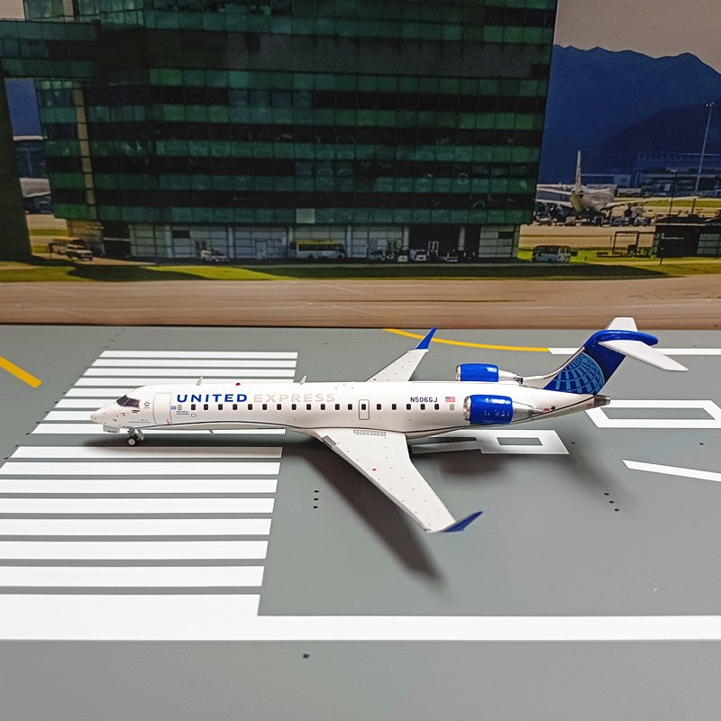 1:200 Geminijets United Airlines Bombardier CRJ550 Airplane Diecast Plane Model