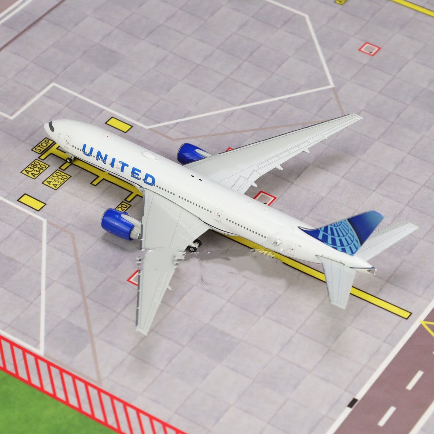 1:400 Geminijets United Airlines Boeing 777-200ER N798UA Airplane Diecast Model