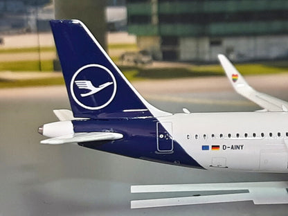 Phoenix Lovehansa Lufthansa for Airbus A320neo D-AINY 1:400 plane Pre-built