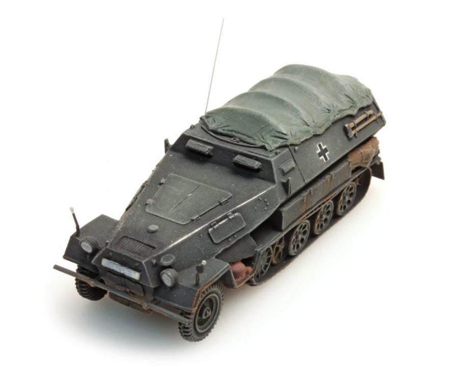 ARTITEC WWII GERMAN Sd.Kfz. 251/8B with tarpaulin gray 1/87 FINISHED MODEL TANK