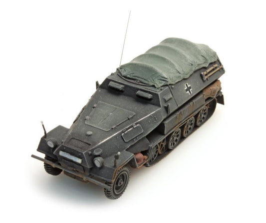 ARTITEC WWII GERMAN Sd.Kfz. 251/8B with tarpaulin gray 1/87 FINISHED MODEL TANK