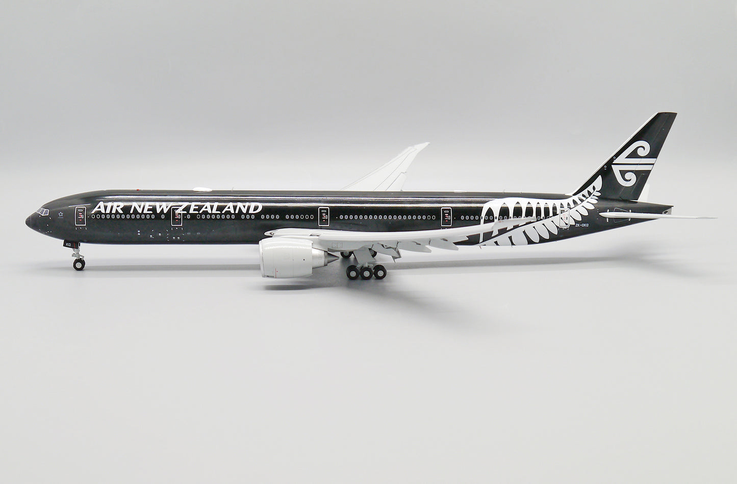 1:200 JC Wings Air New Zealand Boeing 777-300ER Passenger Airplane Diecast Model
