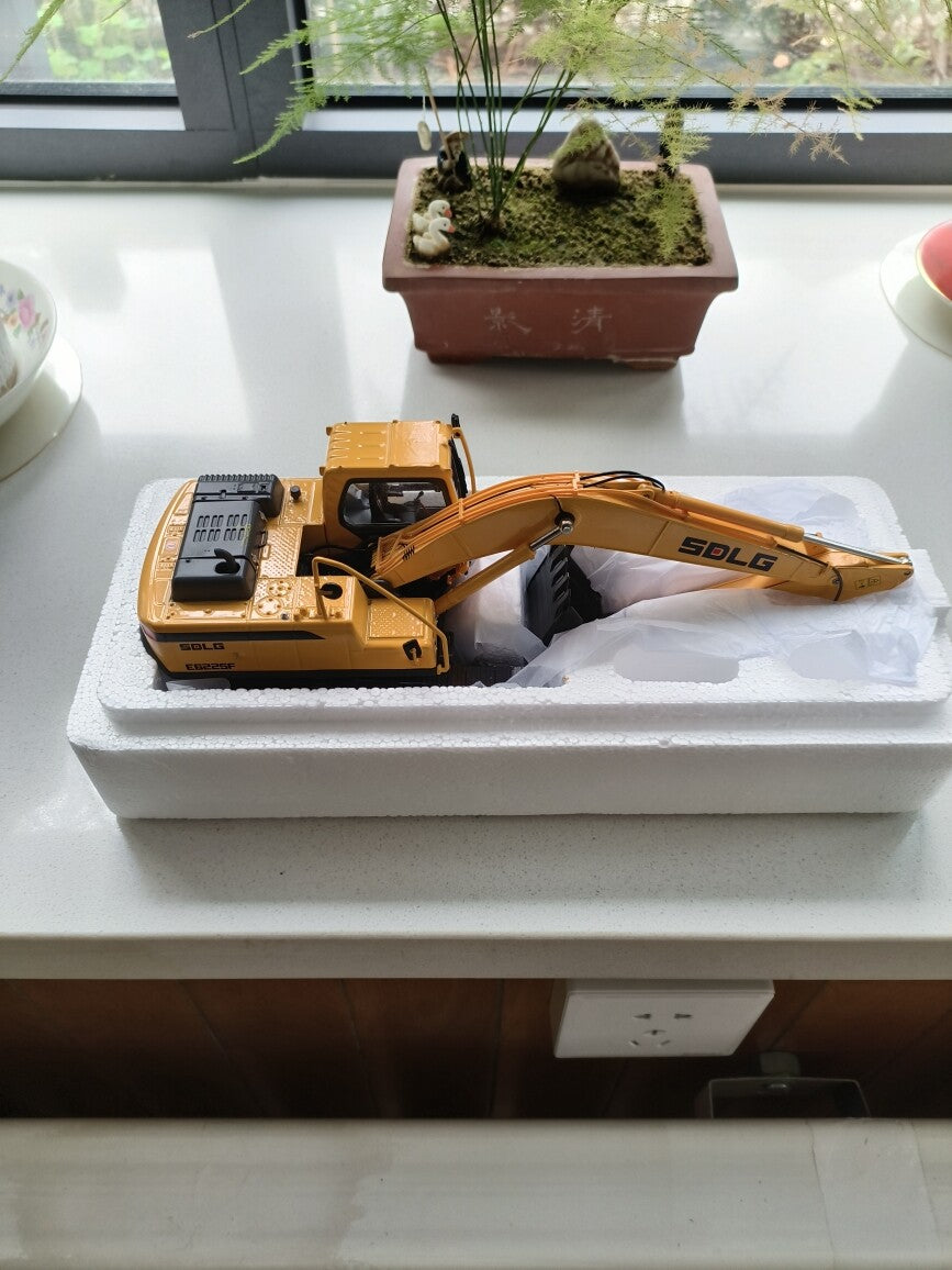 1:35 SDLG E6225F Excavator Construction Engineering Vehicle Diecast Model