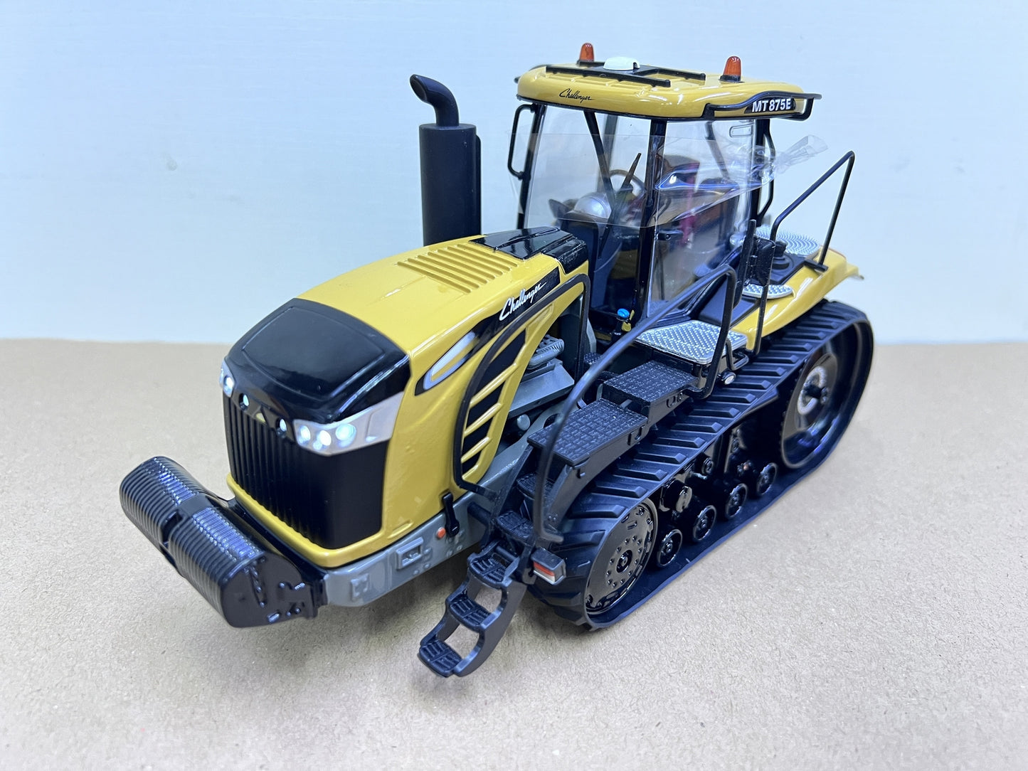 1:32 USK CHALLENGER MT875E Tractor Farm Vehicle Machinery Diecast Model