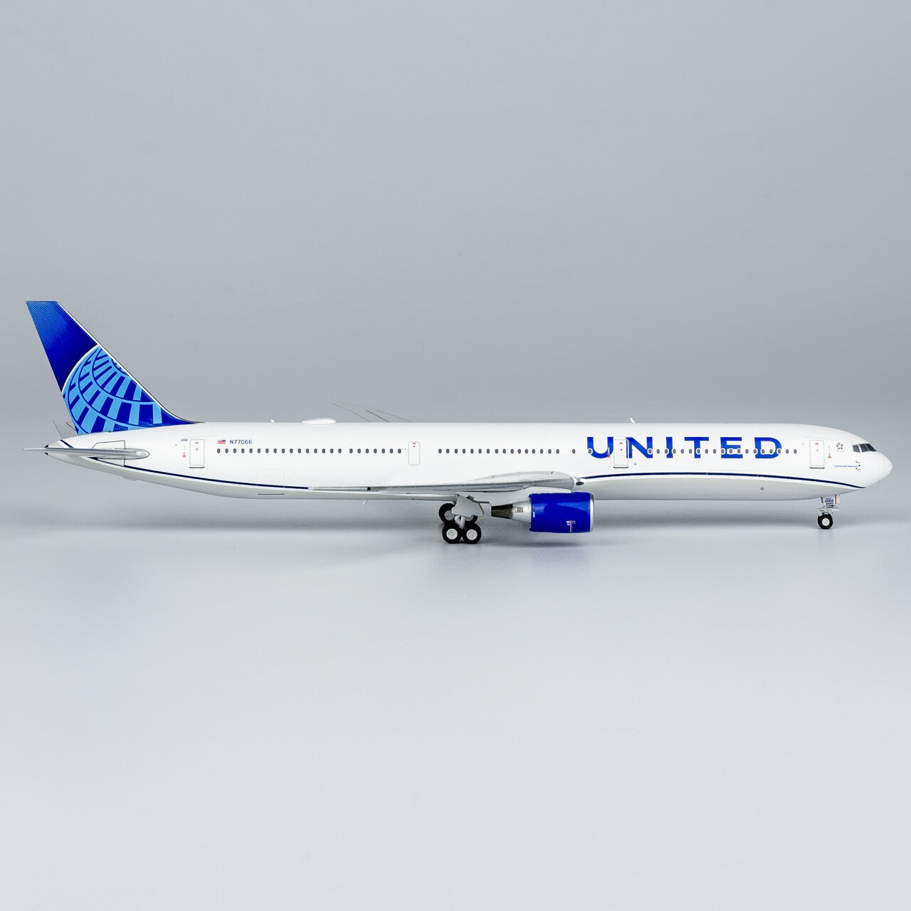 1:400 NG Model UNITED BOEING 767-400ER Passenger Airplane Diecast Aircraft Model