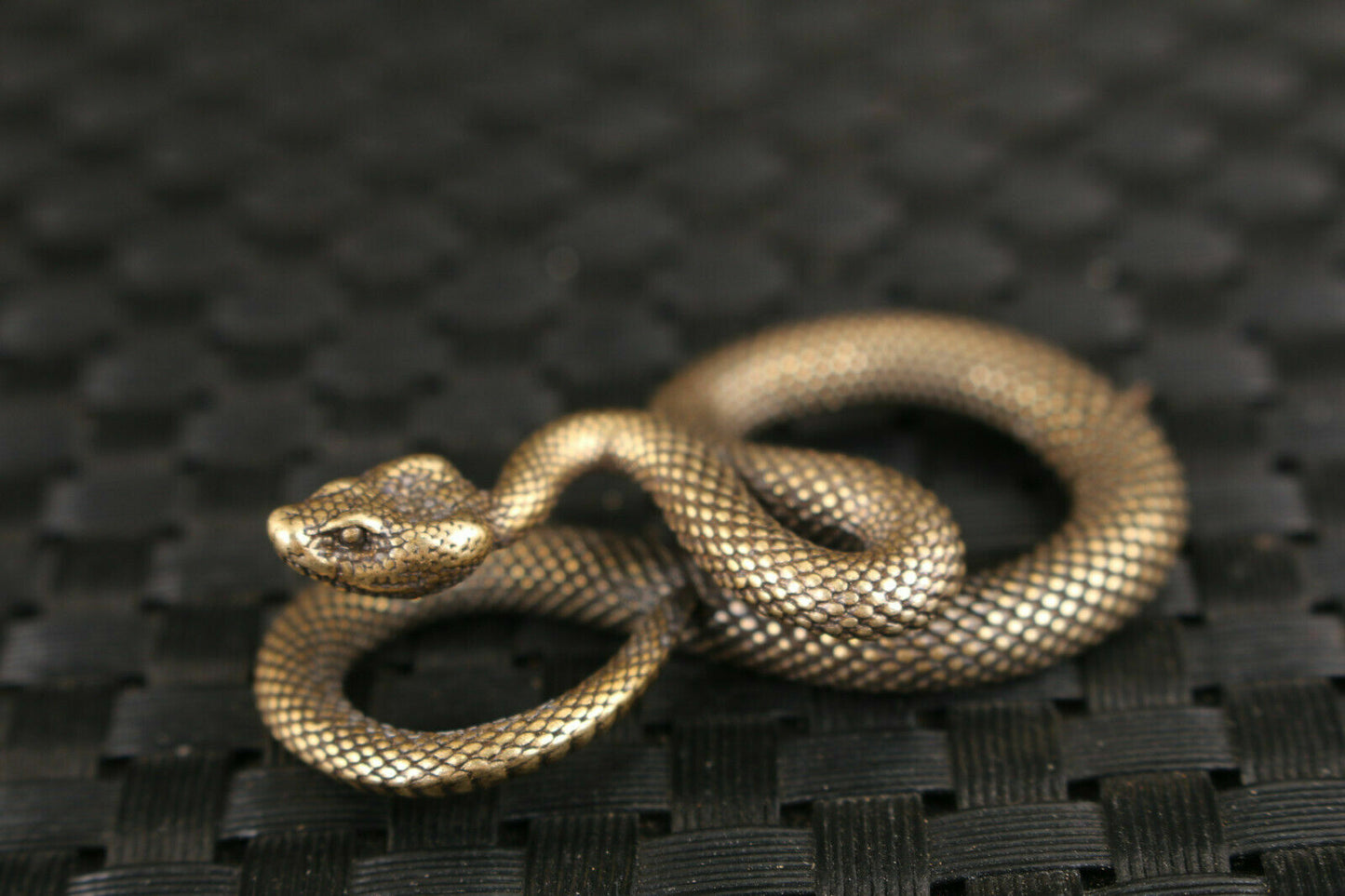 Chinese Art Rare Old Bronze Handmade Snake Statue Figure Tea Pet Decoration