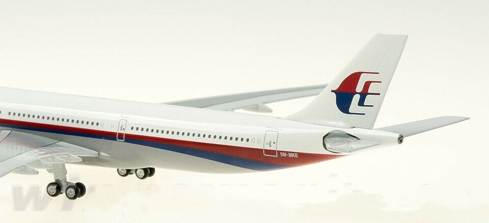 1:400 AeroClassics Malaysia AIRBUS A330-300 Passenger Airplane Diecast Model