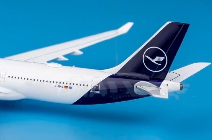 1:400 GeminiJets Lufthansa AIRBUS A330-300 Passenger Airplane Diecast Model