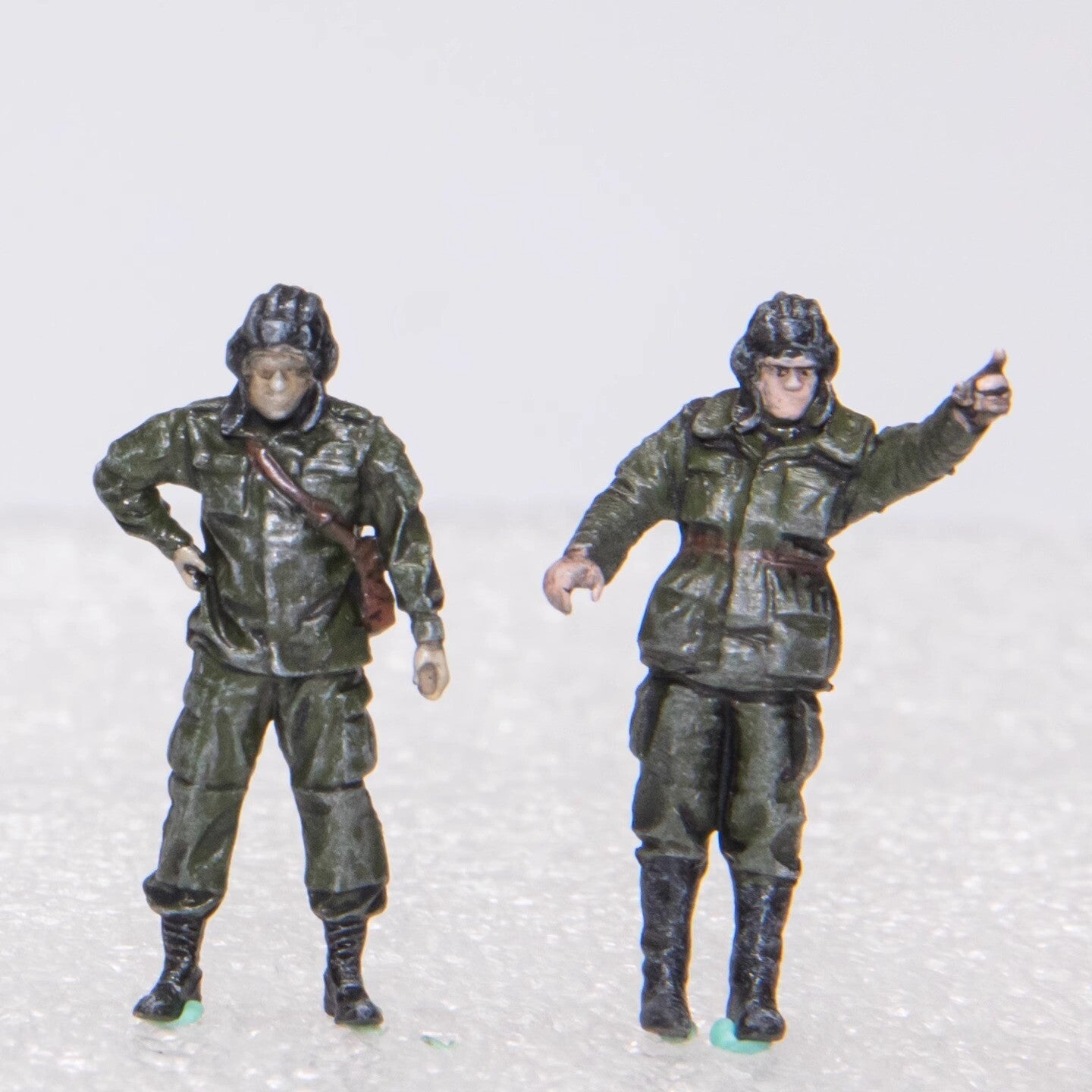 AM 1/72 Russian Tank Repairman Vehicle Repairman 6-Person Model Without Tanks