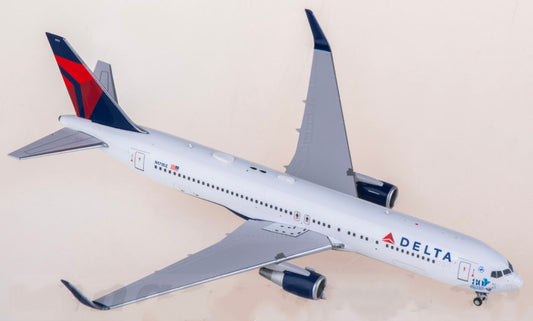 1:400 Panda Model Delta Air Lines Boeing 767-300ER Airplane Diecast Plane Mode