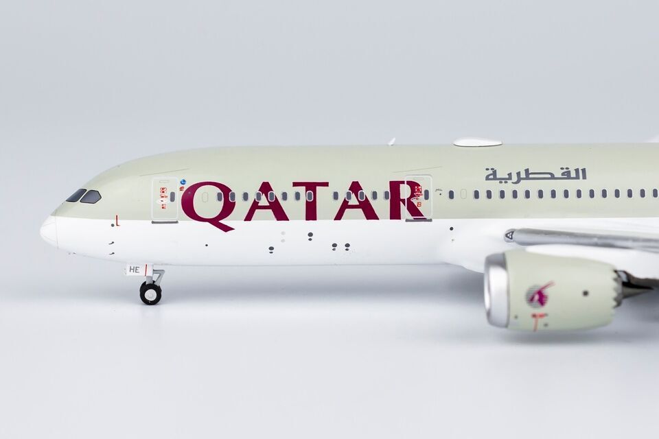1:400 NG Model QATAR BOEING 787-9 Passenger Airplane Diecast Aircraft Model