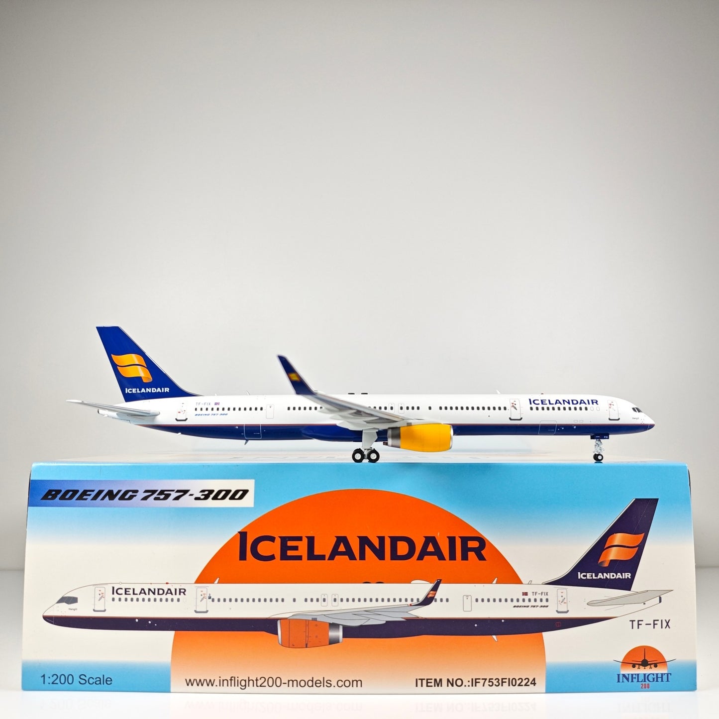 1:200 InFlight Icelandair Boeing 757-300 Passenger Airplane Diecast Plane Model