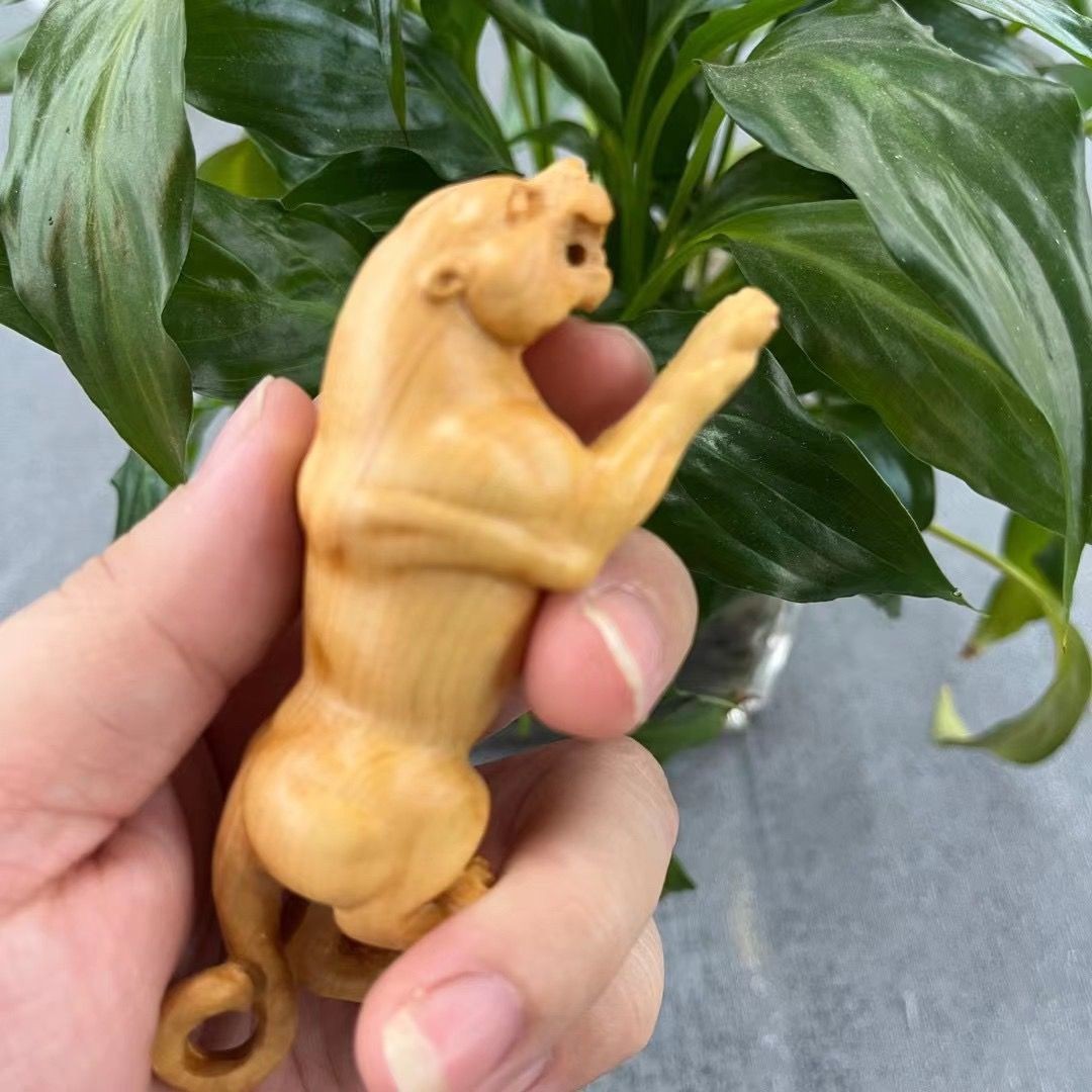 4in Thuja Wood Leopard Carving Solid Wood Handheld Decor Sculpture