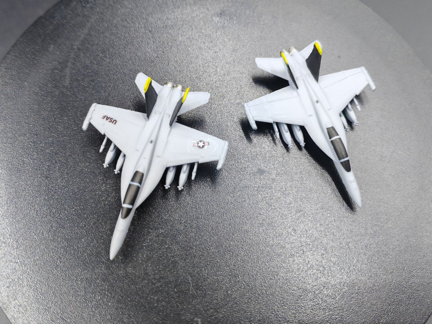 1/400 US Ea-18G Growler Carrier-Based Electronic Warfare Airplane Mode 2/pcs