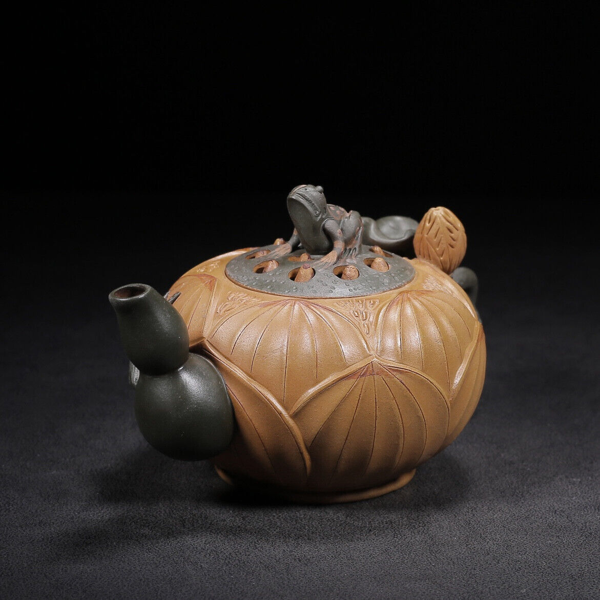 Chinese Yixing Zisha Clay Handmade Exquisite Teapot(青蛙莲子 底款：蒋蓉)