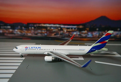 GeminiJets LATAM for BOEING B767-300ER CC-CWV 1/400 DIECAST plane Pre-builded